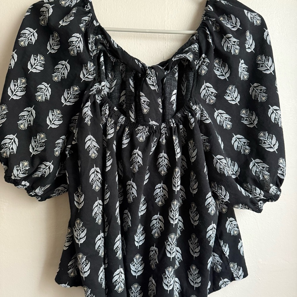 Old Navy Black & White Leaf Print Peasant Blouse (Size L)